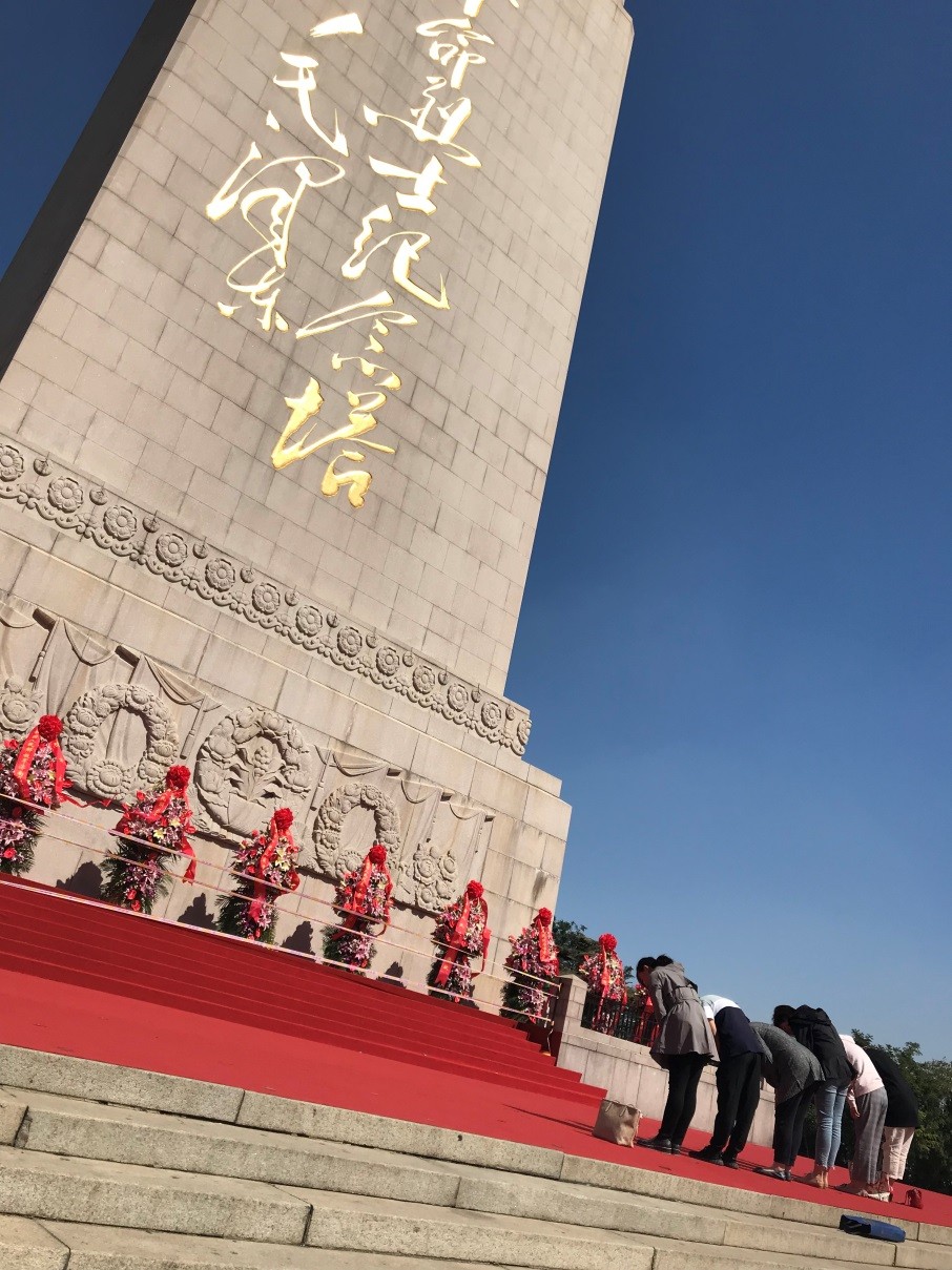 星空(中国)基层党建创优工作室成员缅怀革命先烈1.jpg