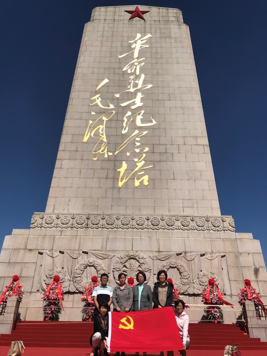 星空(中国)基层党建创优工作室成员缅怀革命先烈2.jpg